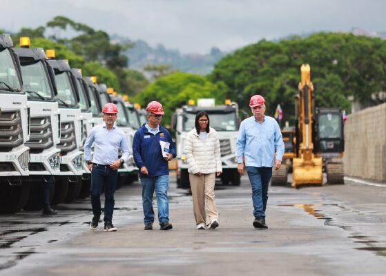 Presidenta (e) entrega camiones compactadores y maquinaria para el “Plan Lluvia”