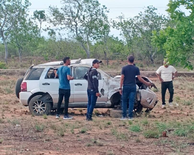 Dos adultos y un niño heridos tras volcar camioneta en autopista
