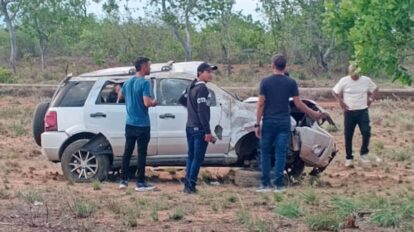 Dos adultos y un niño heridos tras volcar camioneta en autopista