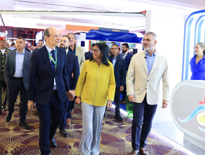 Presidenta (e) visitó XII Congreso Nacional de Avicultura