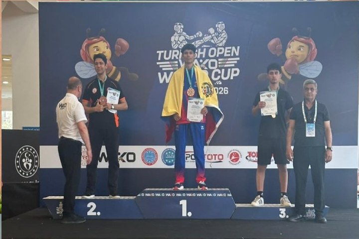 Guillermo Cobo conquista tres medallas de oro en Mundial de Kickboxing