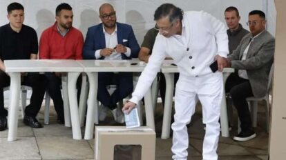 Petro ejerce su voto y defiende la democracia en Colombia
