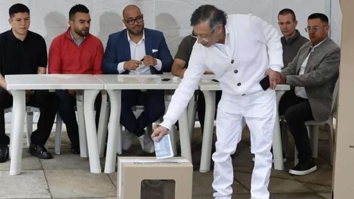 Petro ejerce su voto y defiende la democracia en Colombia