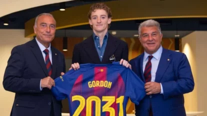 Anthony Gordon fue presentado en el Barcelona
