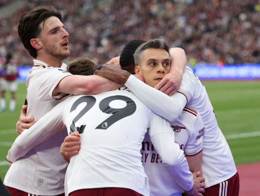 Arsenal gana y mantiene la ventaja en la cima de la Premier