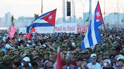 Cubanos manifiestan respaldo a Raúl Castro en La Habana