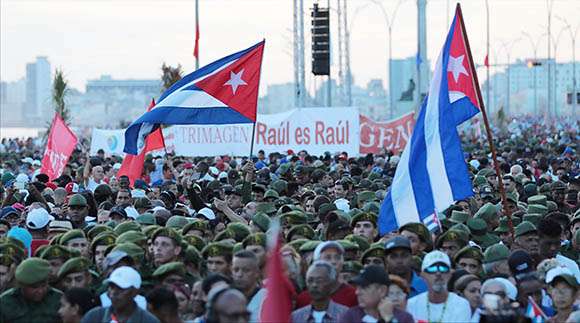 Cubanos manifiestan respaldo a Raúl Castro en La Habana
