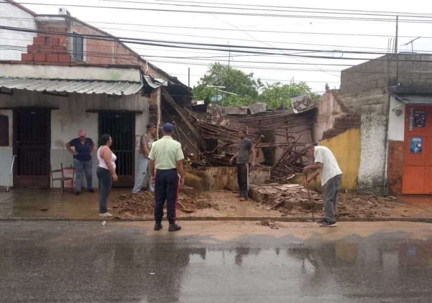 Aguacero tumbó dos casas y generó apagones en el Tuy