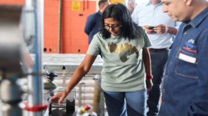 Ejecutivo evalúa planes de producción con sectores público y privado