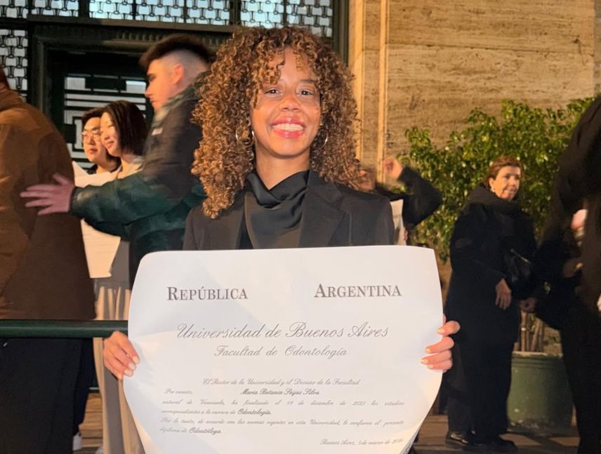 Venezolana se gradúa con honores como odontóloga en Argentina