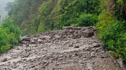 Restringen paso entre Mérida y Barinas por derrumbe y crecida de río