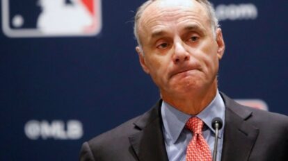 Dueños de equipos proponen tope salarial en MLB