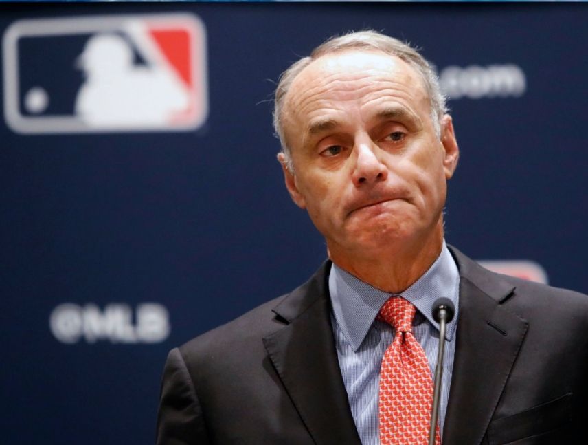 Dueños de equipos proponen tope salarial en MLB