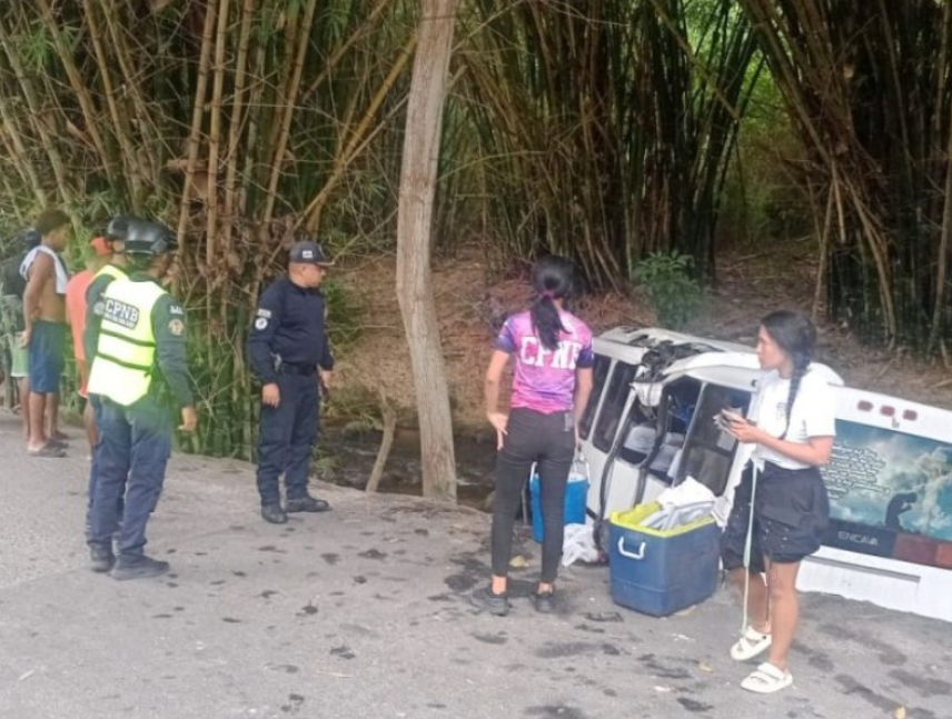 Autobús de excursión cayó a un río en Choroní
