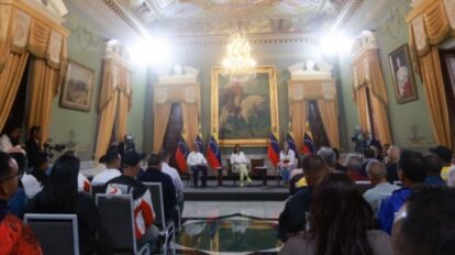 Presidenta (e) recibe a voceros del sector transporte