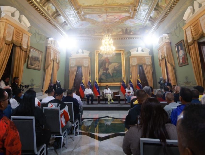Presidenta (e) recibe a voceros del sector transporte