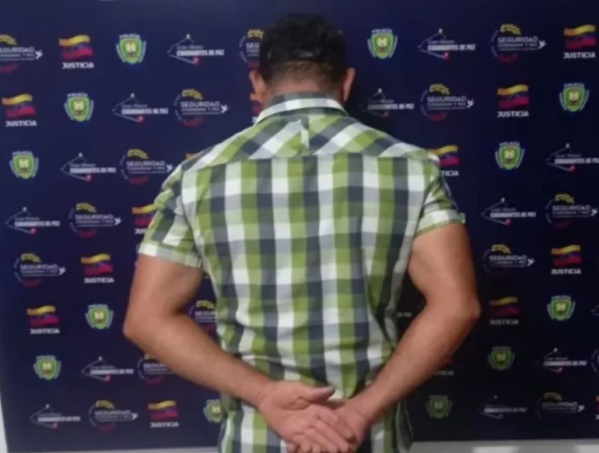 Espiaba a su vecina a través de agujeros en la pared