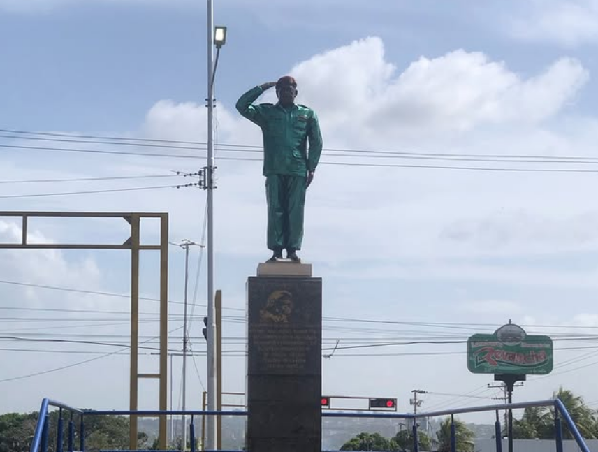 Reinstalan estatua de Hugo Chávez en Dalla Costa