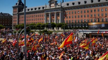 Decenas de miles piden renuncia de Pedro Sánchez