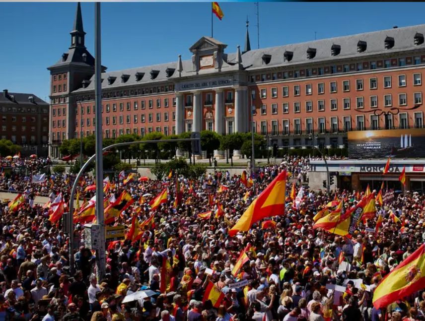 Decenas de miles piden renuncia de Pedro Sánchez