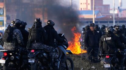 Policías y militares intentan despejar ruta a La Paz