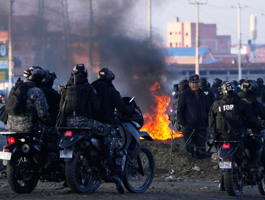 Policías y militares intentan despejar ruta a La Paz