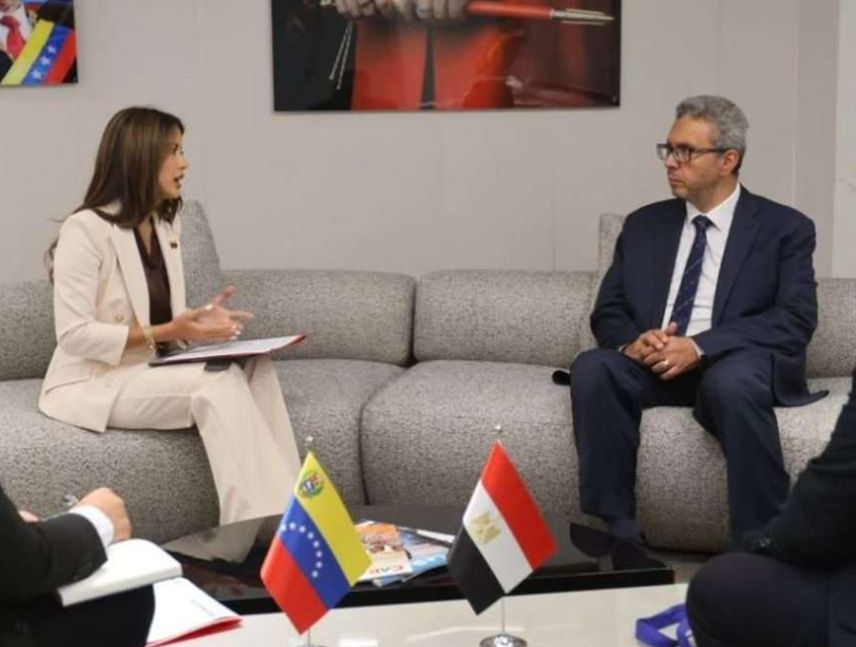 Venezuela y Egipto proyectan vuelos chárter