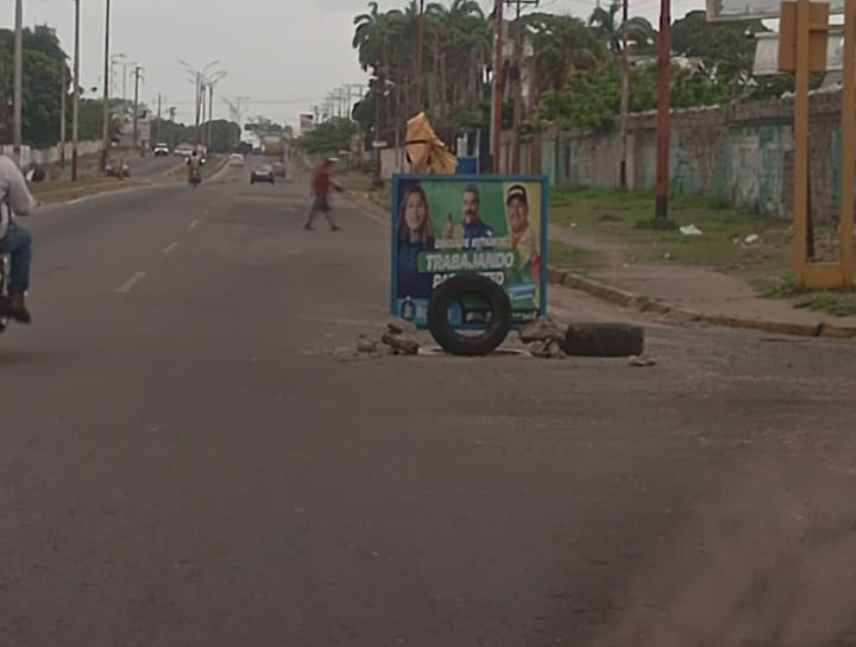 Reparan alcantarilla en la avenida Cisneros