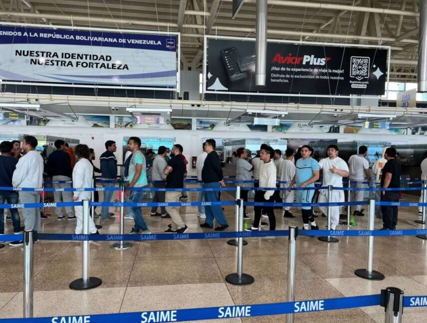Llegan 143 venezolanos desde Miami