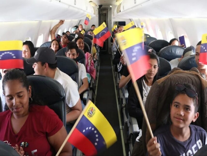 Arriba a Venezuela nuevo vuelo con 156 repatriados de EEUU