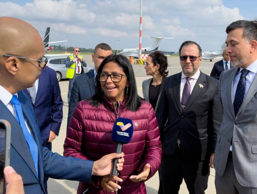 Presidenta (e) Delcy Rodríguez llega a Países Bajos