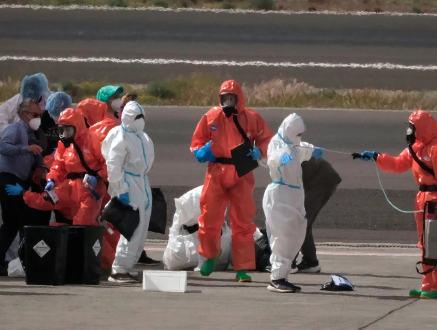 Pasajeros del crucero afectado por brote de hantavirus vuelan a sus países de origen