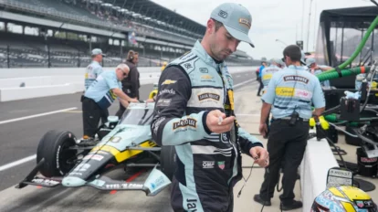 Alexander Rossi choca y arrastra a otros