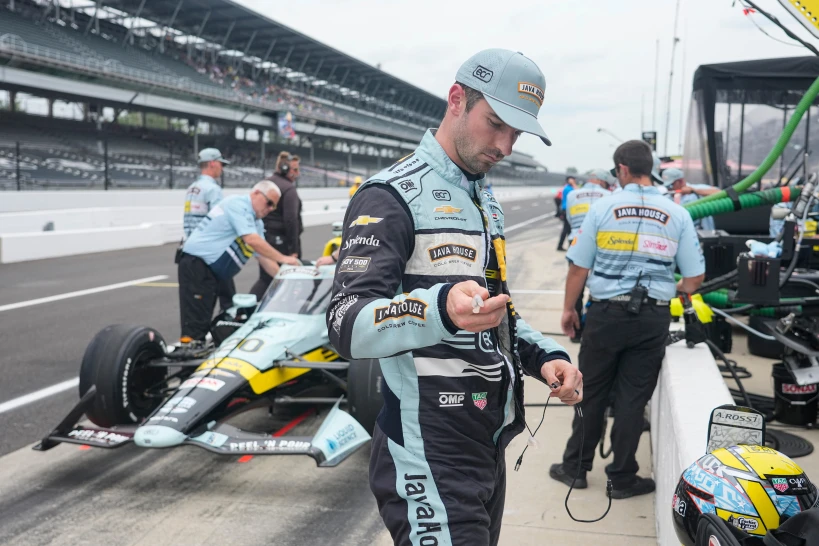 Alexander Rossi choca y arrastra a otros