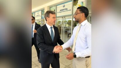 John Barrett visita hospitales en Caracas