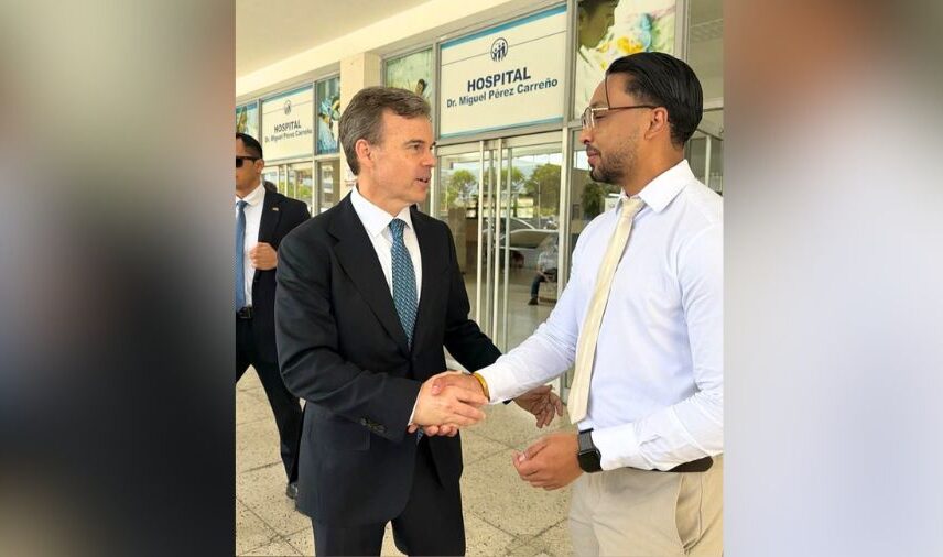 John Barrett visita hospitales en Caracas