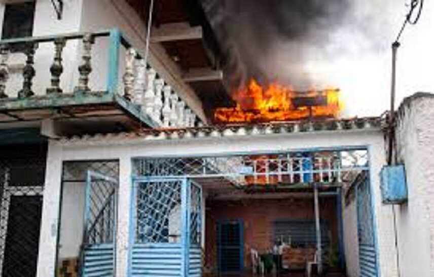Detienen a hombre tras incendiar vivienda con su pareja y tres menores