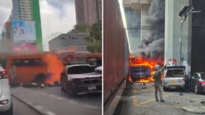Un tren arrolla e incendia un autobús en pleno centro de Bangkok