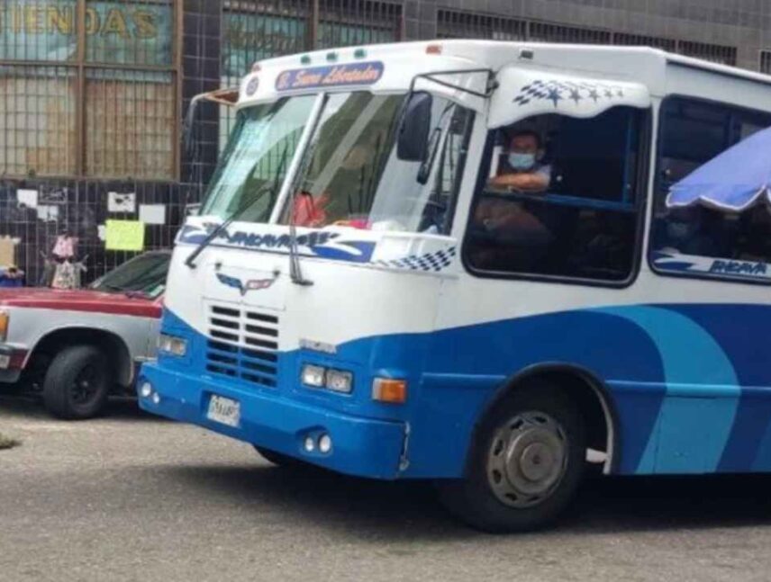 Trabajadores del transporte público piden anclar el pasaje al dólar