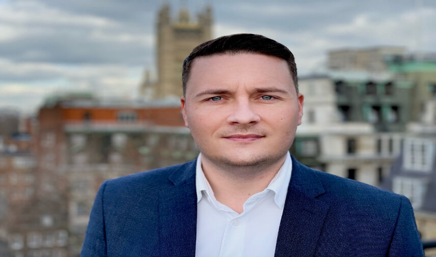 Dimite ministro de Salud británico y se ahonda crisis