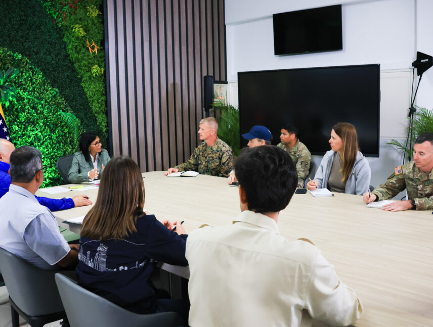 Presidenta (e) recibe a equipo de Asistencia y Rescate ante Desastres (Dart) de EEUU