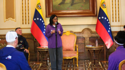 Delcy Rodríguez condecora a campeonas y campeones del baloncesto