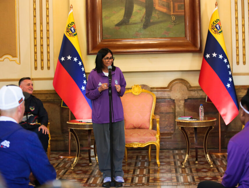 Delcy Rodríguez condecora a campeonas y campeones del baloncesto