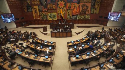 Renuncia presidente del Parlamento de Ecuador