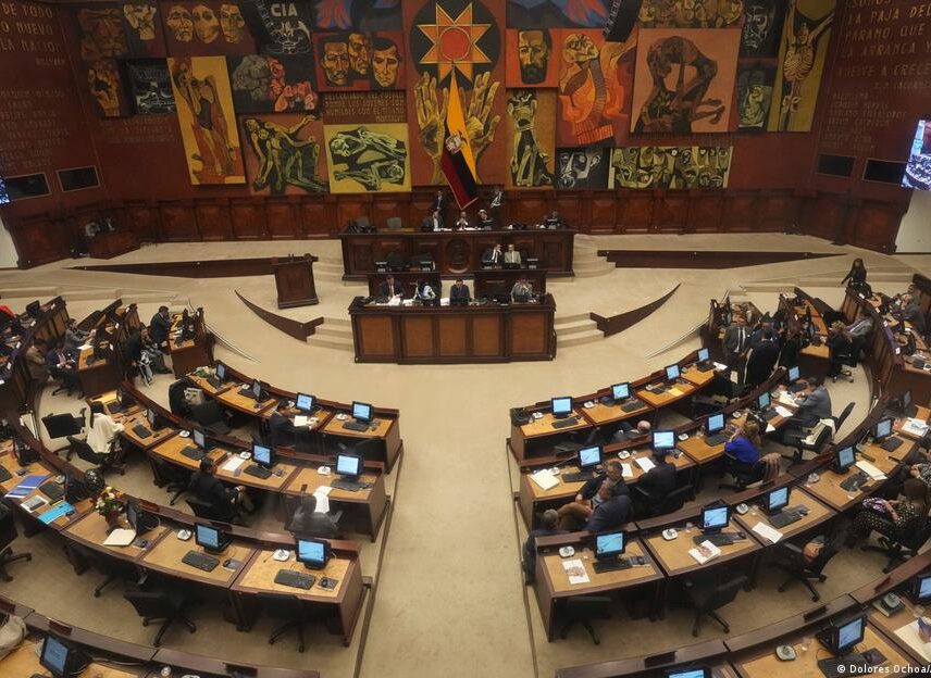 Renuncia presidente del Parlamento de Ecuador