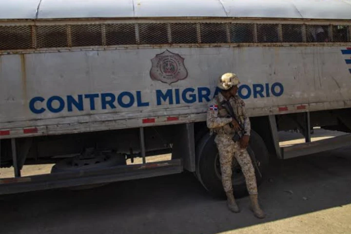 Agentes de Migración dominicanos son detenidos por trasladar a haitianos
