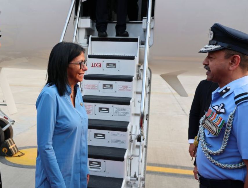 La Presidenta Encargada inicia su viaje por la India