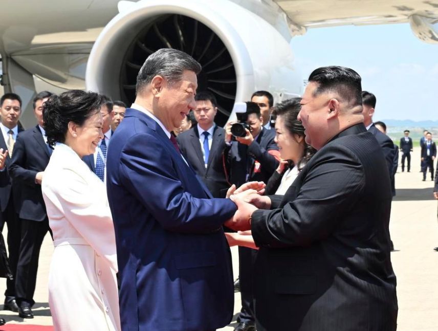 Xi Jinping, fue recibido en Corea del Norte por su líder, Kim Jong-un.