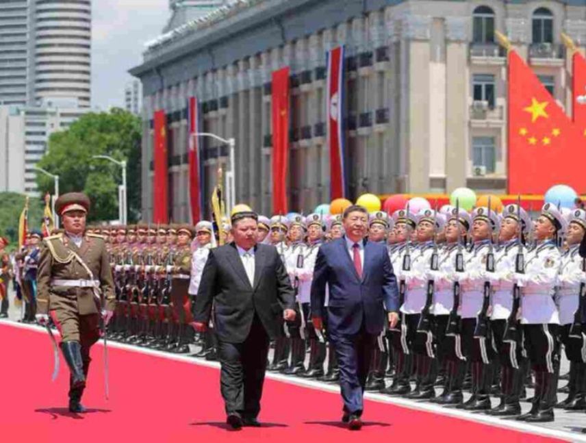 Xi Jinping y Kim Jong-Un durante visita en Corea del Norte