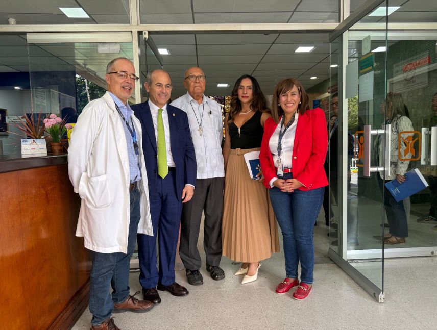 Equipo de Bancamiga junto al personal del Hospital